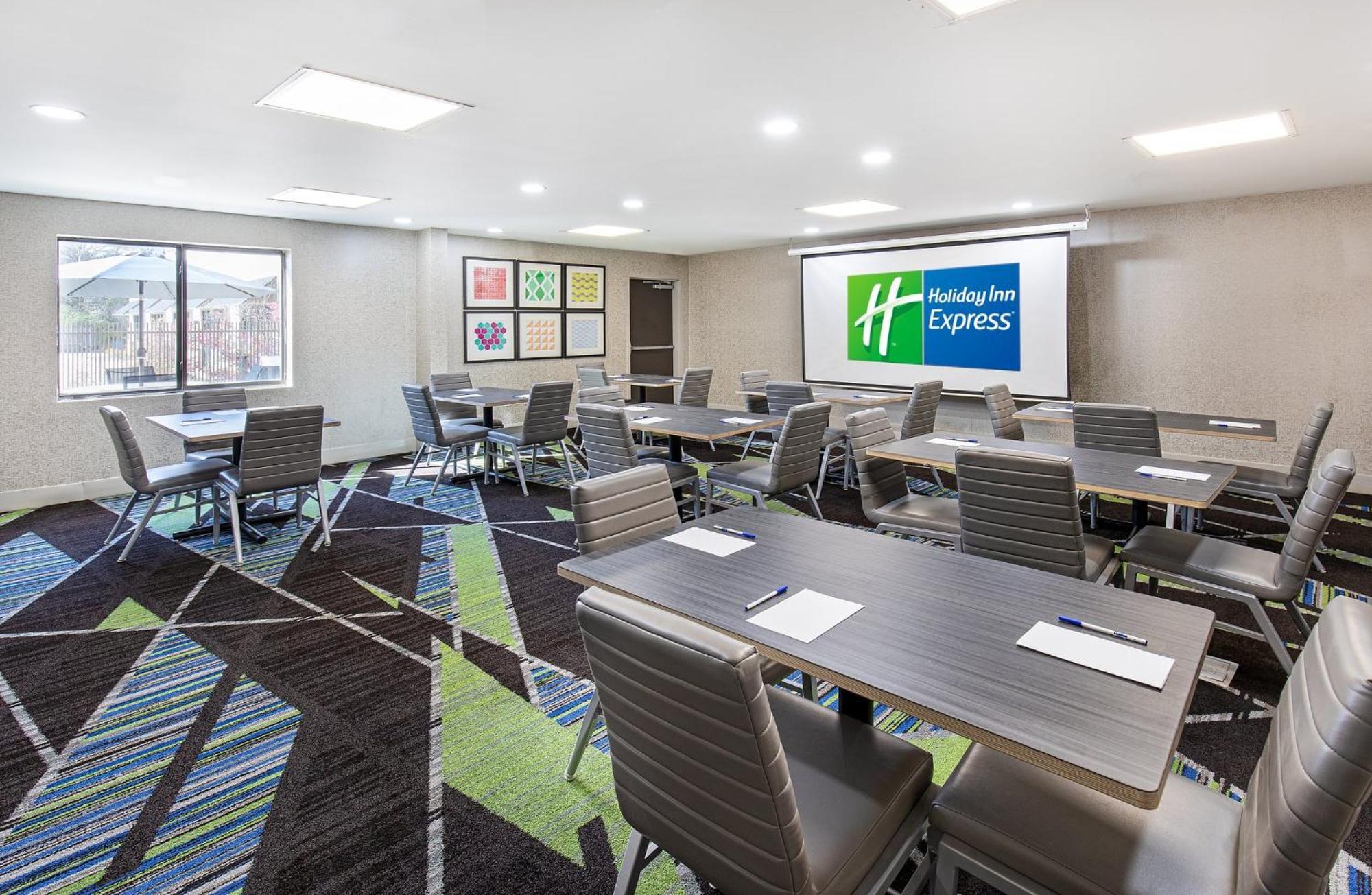 Holiday Inn Express Hotel & Suites Birmingham - Inverness 280 By Ihg Exterior foto